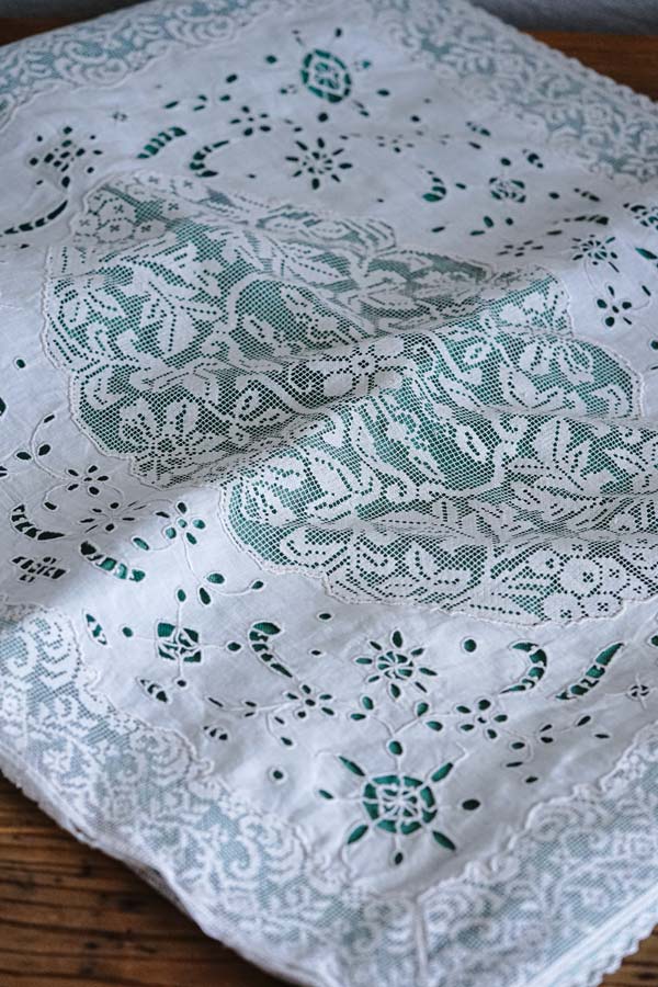 アンティーク ニードルワーク 薔薇と蝶刺繍フィレレース シアー大判