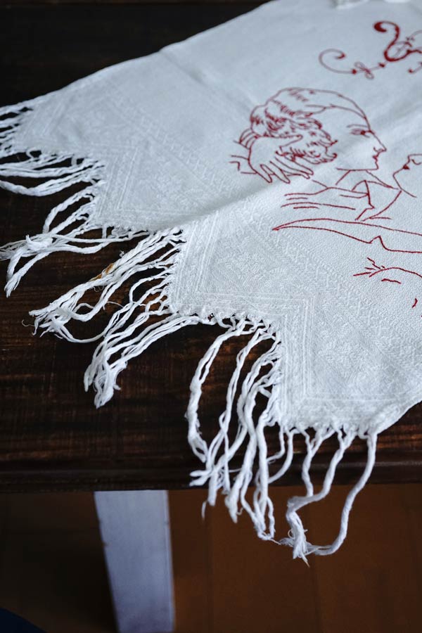 チェコダマスク織りリネンに刺繍のクロス46×108cm　ge-871