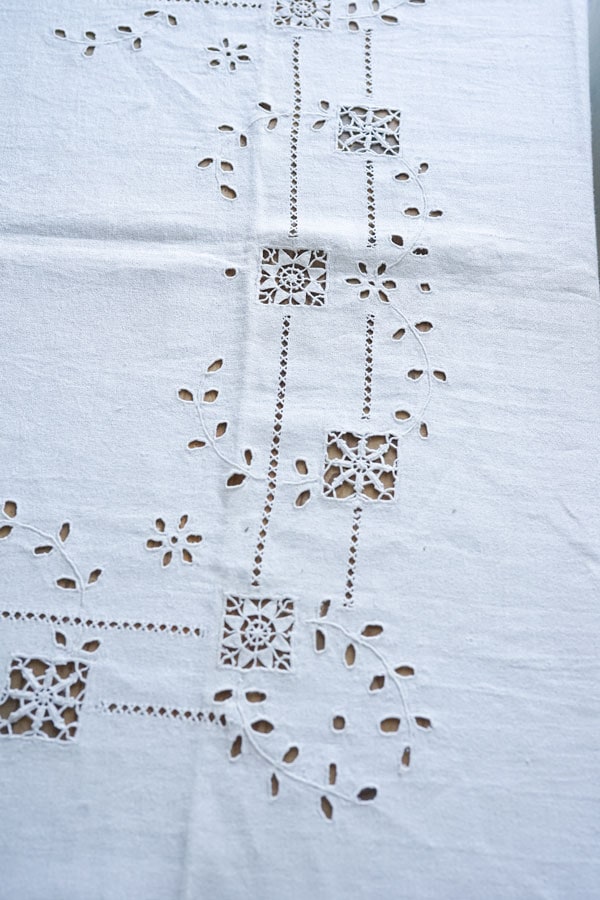 アンティークリネンにニードルレースとカットワーク刺繍テーブルクロス148×145cm　ge-893