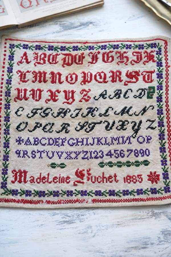フランスモノグラム刺繍サンプラー1885年　26.5×26cm ge-895