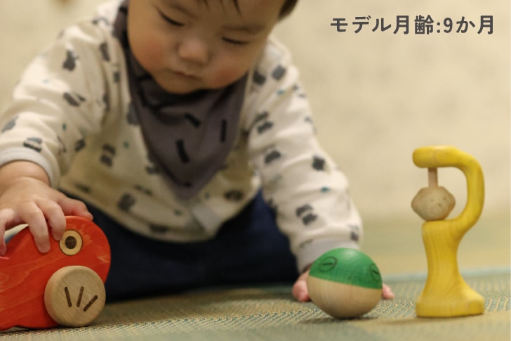 赤ちゃん自身が握り、動かして遊べる重さに仕上げています