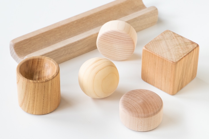 国産無垢材をつかっている、色とりどりのつみき