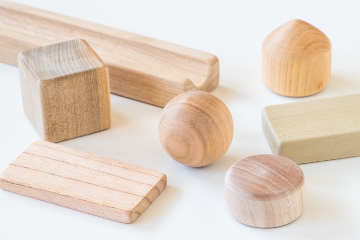 国産無垢材をつかっている、色とりどりのつみき