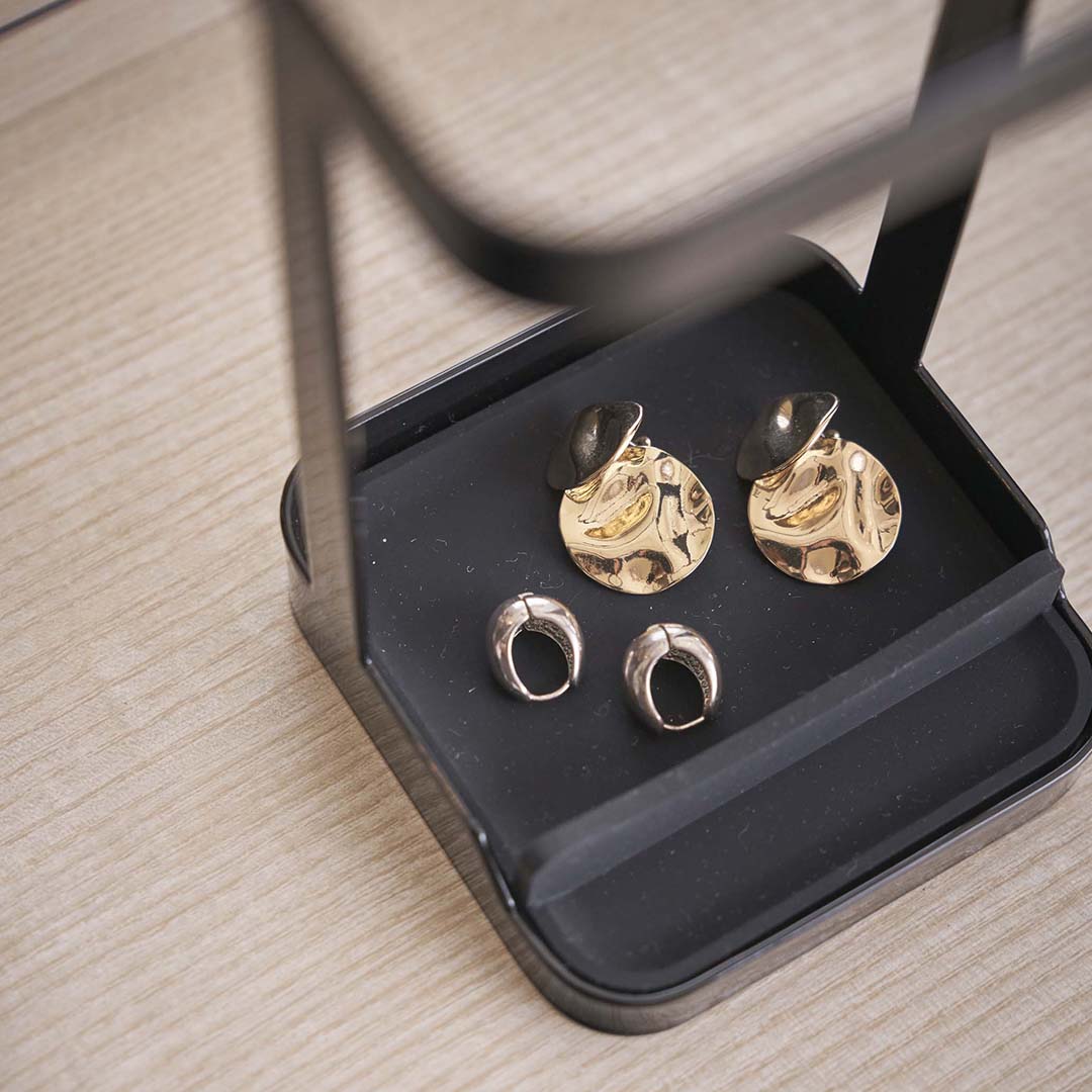 耐熱トレー付き ヘアーアイロンスタンド タワー ブラック｜バス・洗面