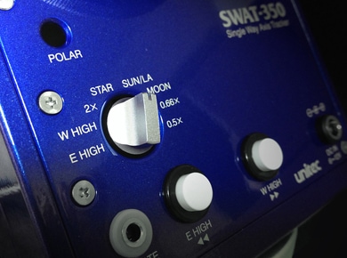 SWAT-350、本体パネルの画像。内蔵されたモータードライブには最新のマイコン制御のステッピングモーターを採用し、多彩な速度切り替えを実現しました。