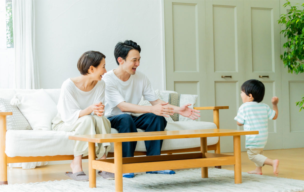 リビングで遊ぶ子どもと家族