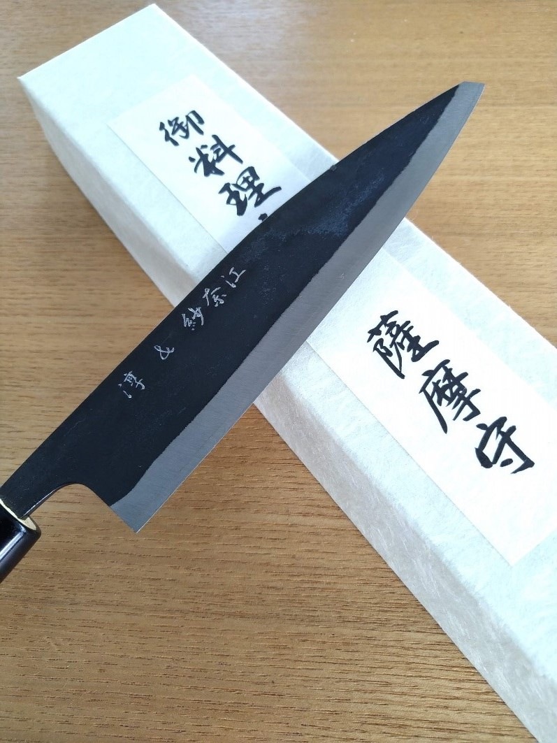 送料込み】伝統の技が光る料理包丁・薩摩守（18㎝・桜柄）
