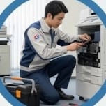 現地で機器を修理する作業服姿の技術者