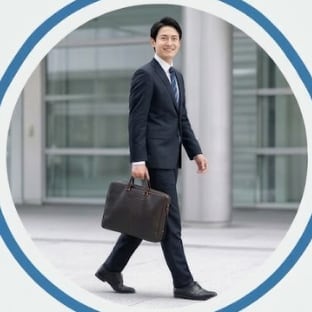 鞄を持って顧客先へ向かうスーツ姿の営業担当者
