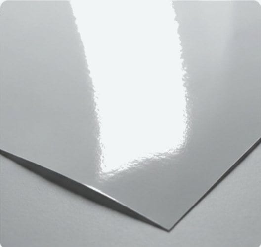 鏡のように光を反射して強い艶が出ているミラーコート紙の表面
