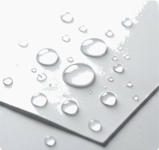 水をはじいて水滴が玉になっているユポ合成紙の表面