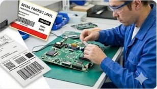 製造現場で電子基板を組み立てる作業者と、工程管理用のバーコードラベル