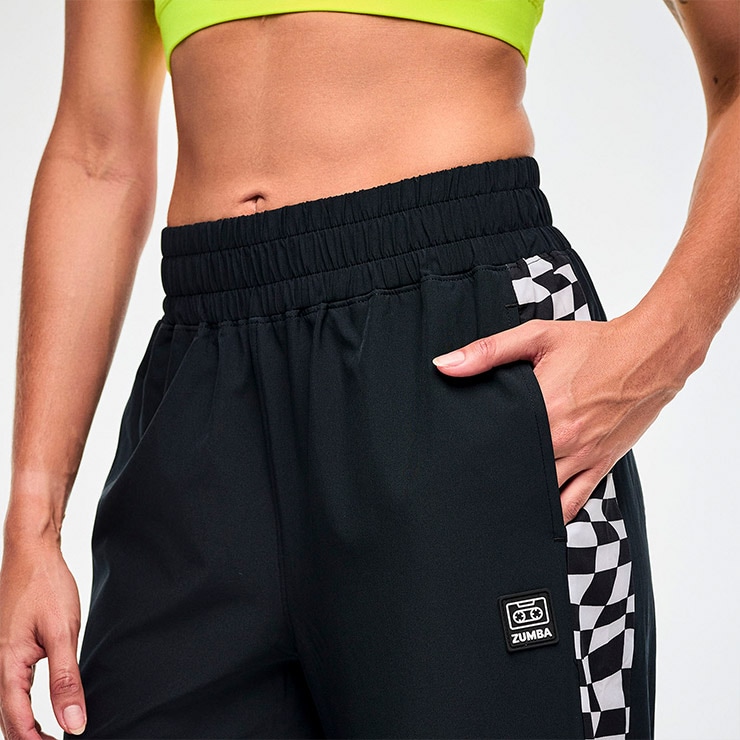 【新作】 ZUMBA カーゴパンツ ホワイト 新品タグ付きサイズ:XS正規品 ZUMBA ズンバ 正規品 ウェア レディース カーゴパンツ サイドライン