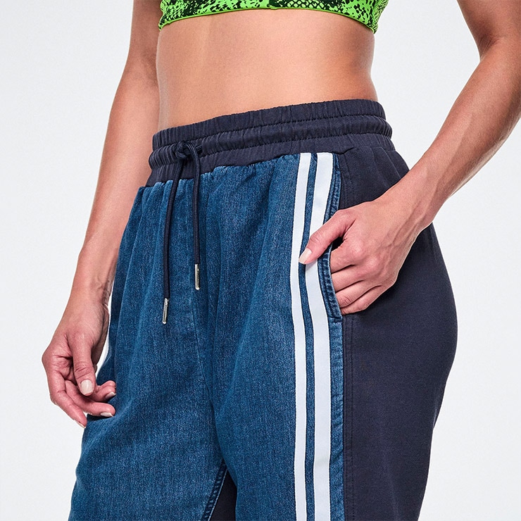 新品　正規品　ズンバ　Lサイズデニムパンツ ZUMBA ズンバ 正規品 ウェア ユニセックス ショートパンツ パンツ