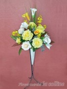 （新商品）黄色いバラとカラーのアイアンスタンド（スタンド付）【アーティフィシャルフラワー（高級造花）アレンジ】