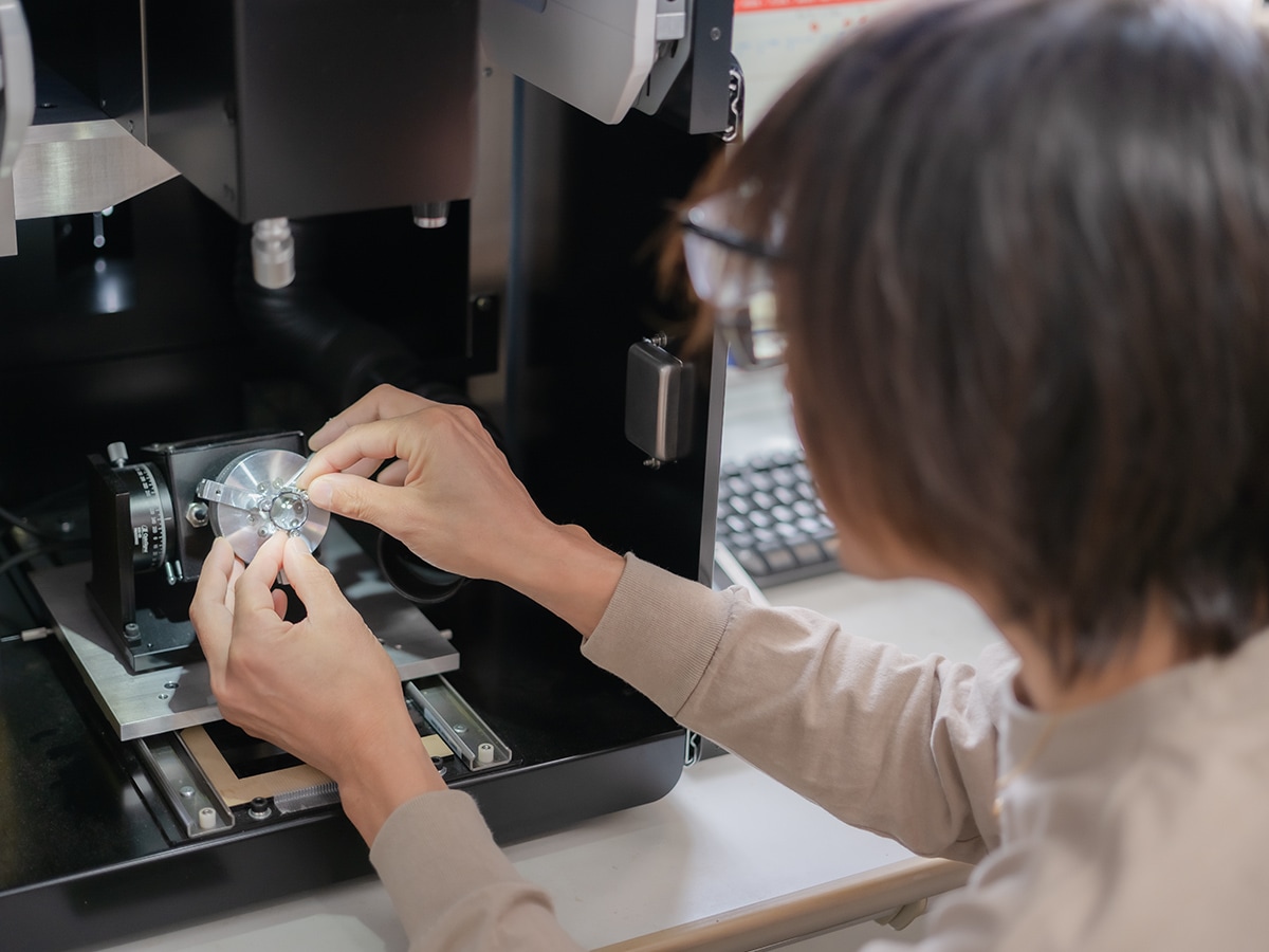 レーザー彫刻による丁寧な刻印の様子