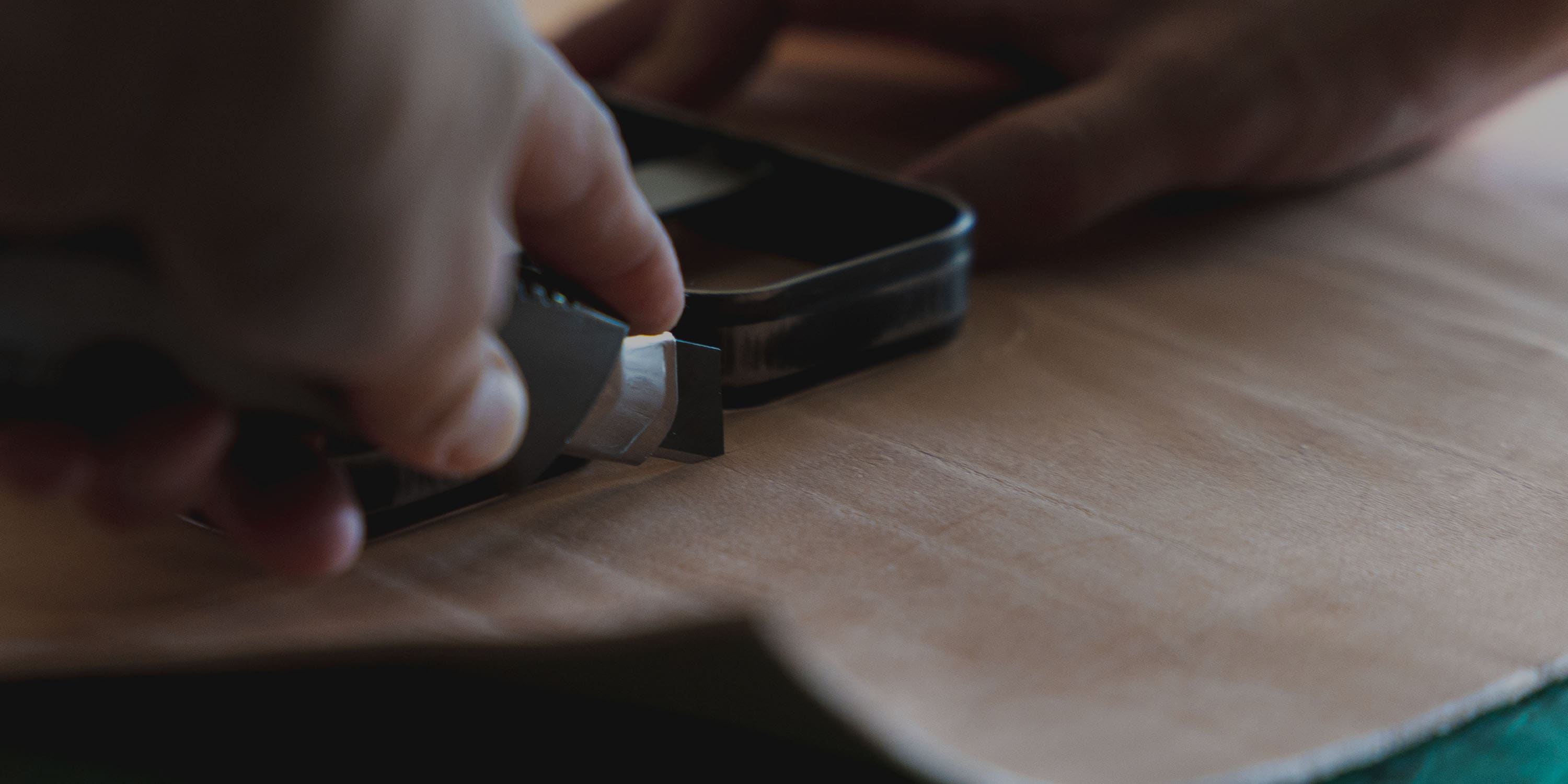 本ヌメ革を裁断している手元