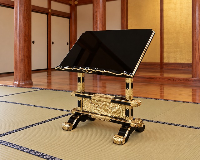 彫入り見台