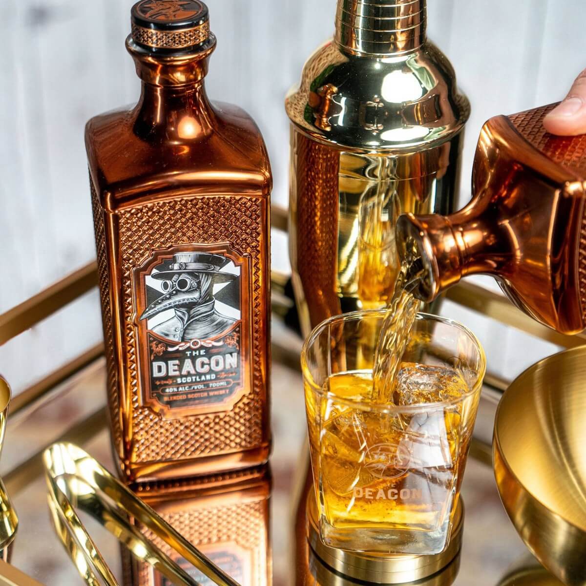 THE DEACON ボトルとグラスのディスプレイ