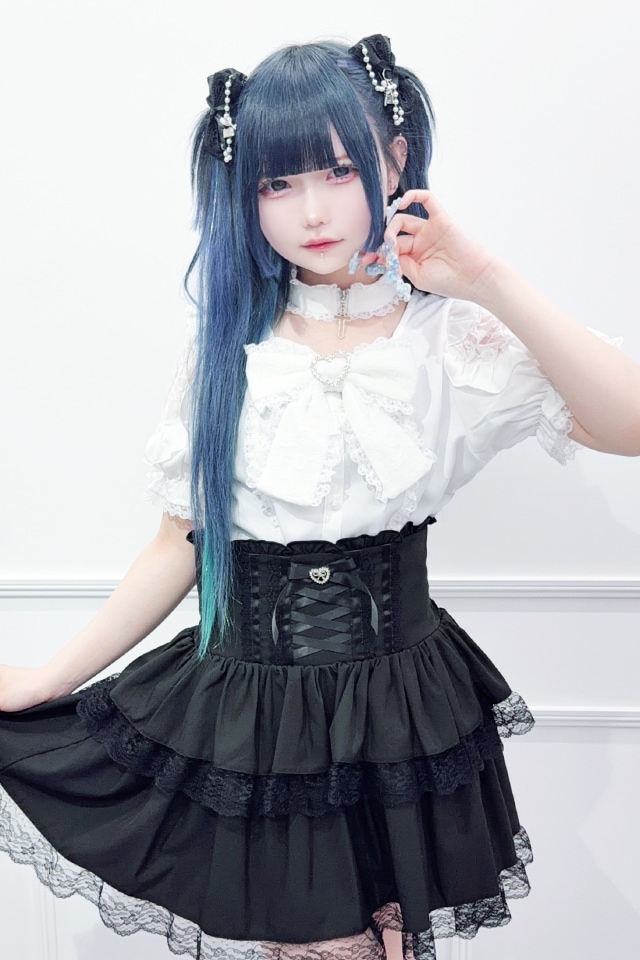 同色スパンコールチョーカー付　立体的な立ち上がりフリルレースと黒&水色バイカラー MA*RS】チョーカー付き肩フリルレースリボンブラウス - WHT/WHT size-F