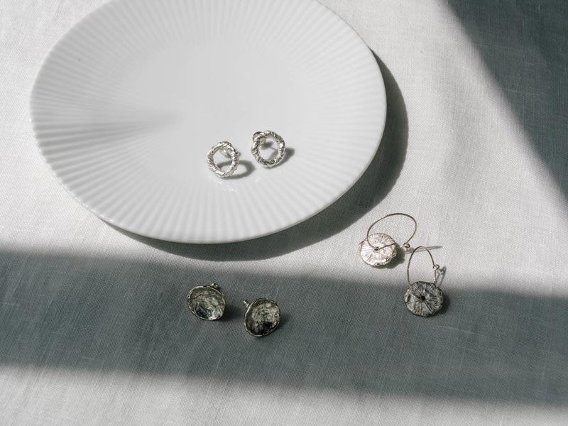 suzukiyuki 無造作な表情が美しい、金属のジュエリー＆トレイ