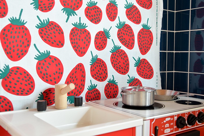 Marimekko マリメッコ Pieni Mansikka ピエニ マンシッカ ホワイト レッド グリーン 生地10cm単位 はかり売り Fabric 北欧生地 Marimekko マリメッコ 北欧生地 雑貨 Lune D Eau