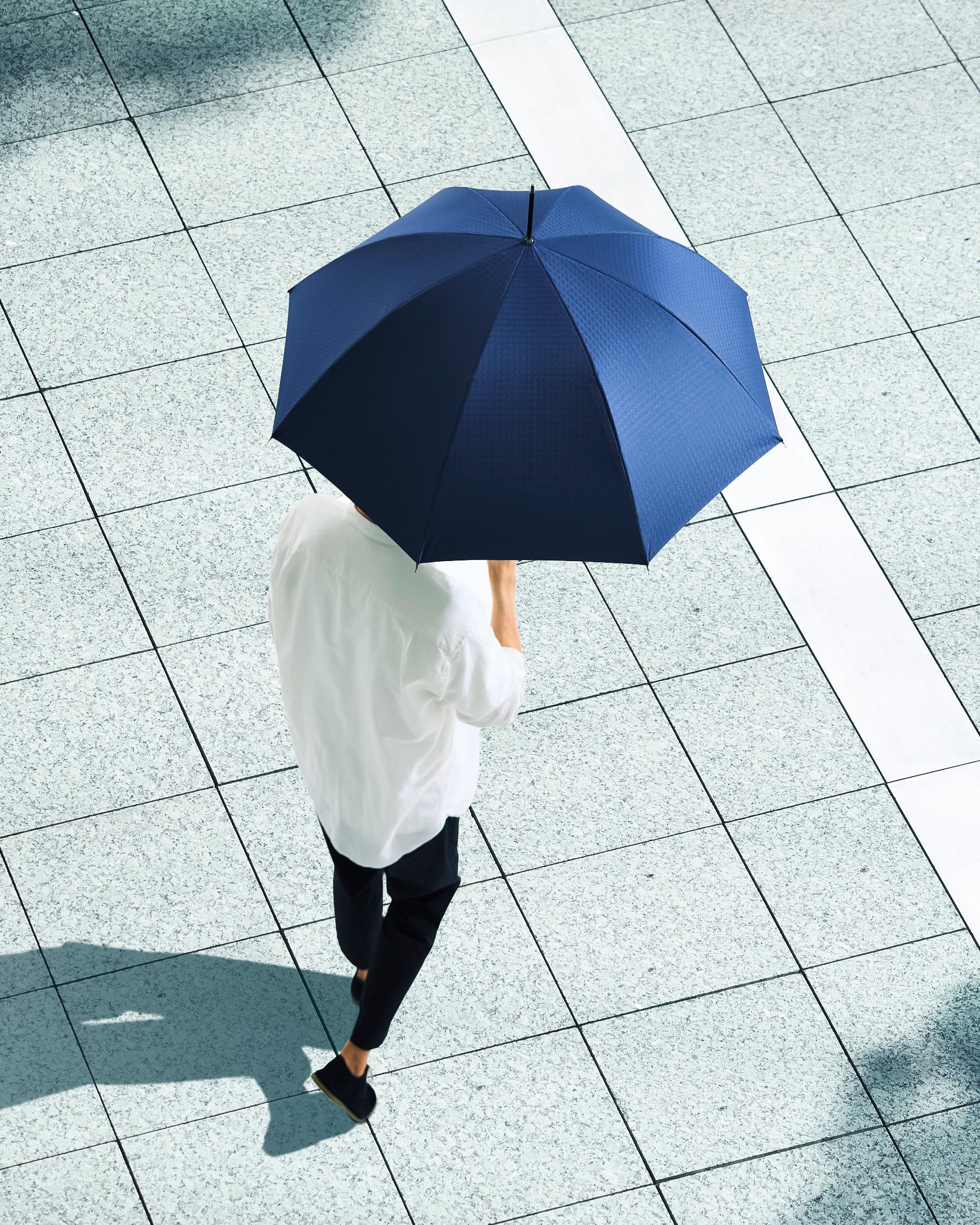 日傘を持つ男性のイメージ