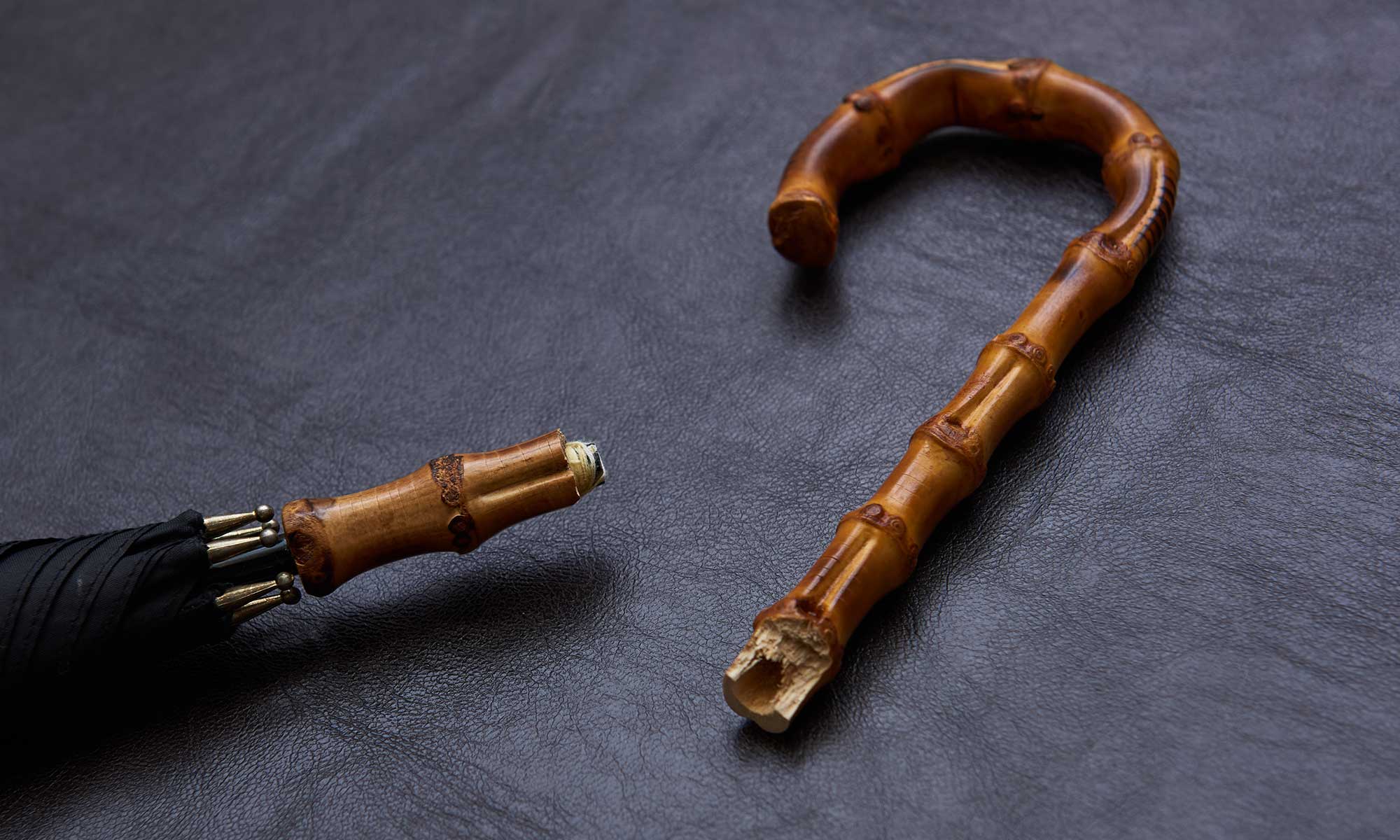 破損した古い傘