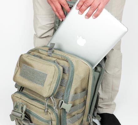 人気HOT未使用マグフォースTYD Backpack　25L カーキ PC収納可能 バッグ