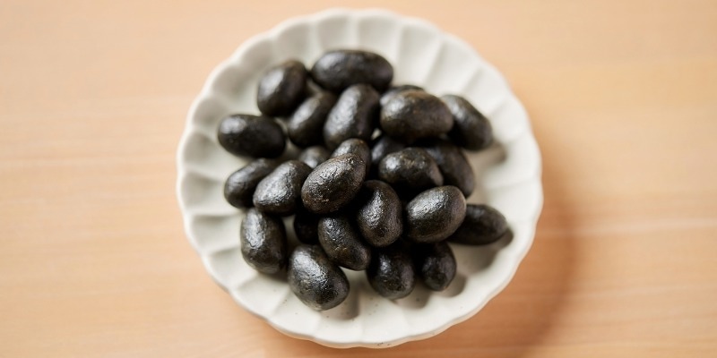 インパクトのある見た目の竹炭豆