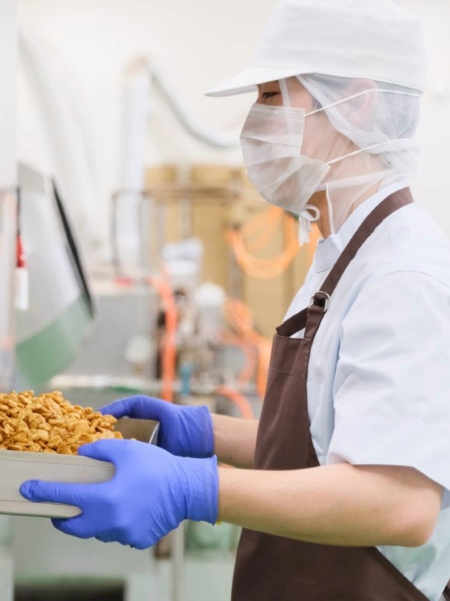 豆菓子を作る製造担当の職人