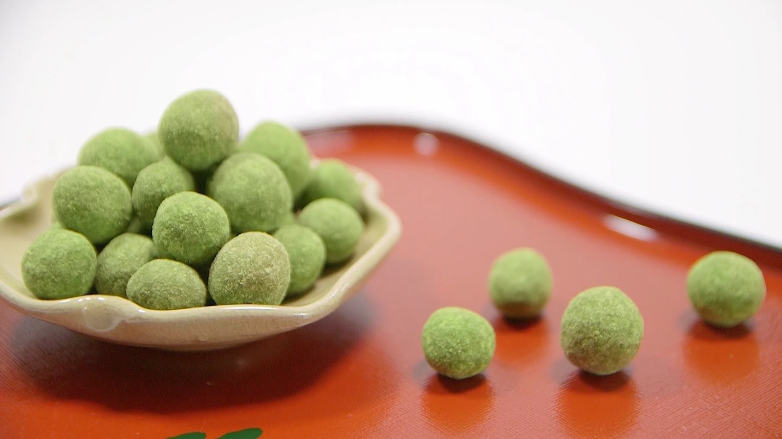 皿に盛った抹茶みるく豆