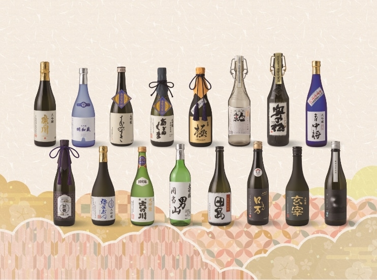 様々な日本酒の瓶が並んでいる様子