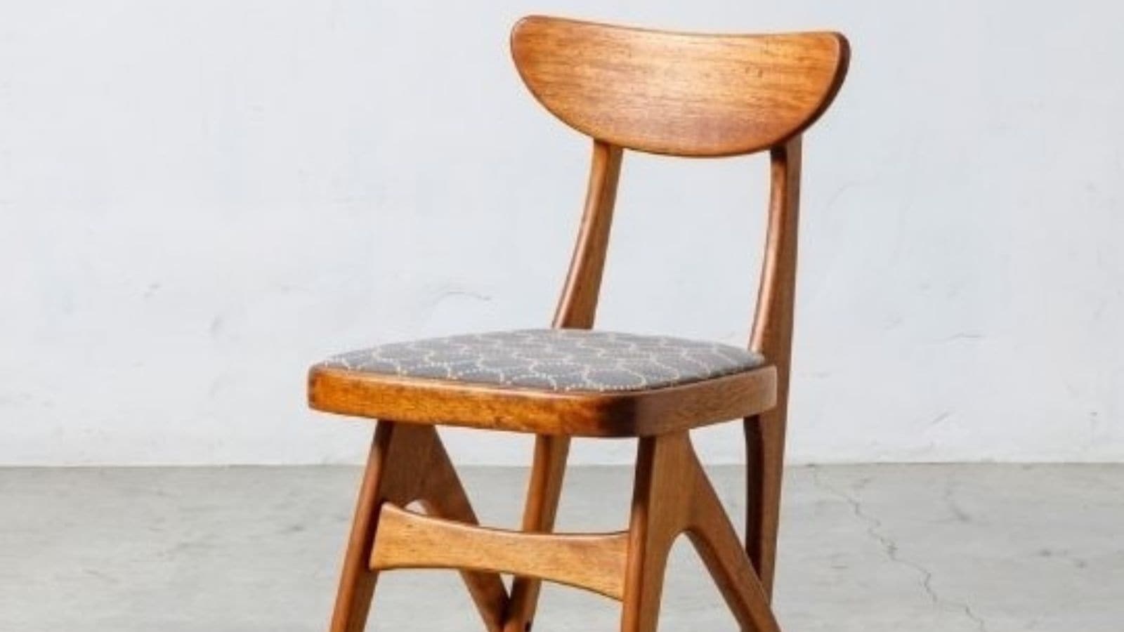 60年代を代表するマルニ木工の名品「デルタチェア」。ミナ ペルホネンでさらに光り輝く