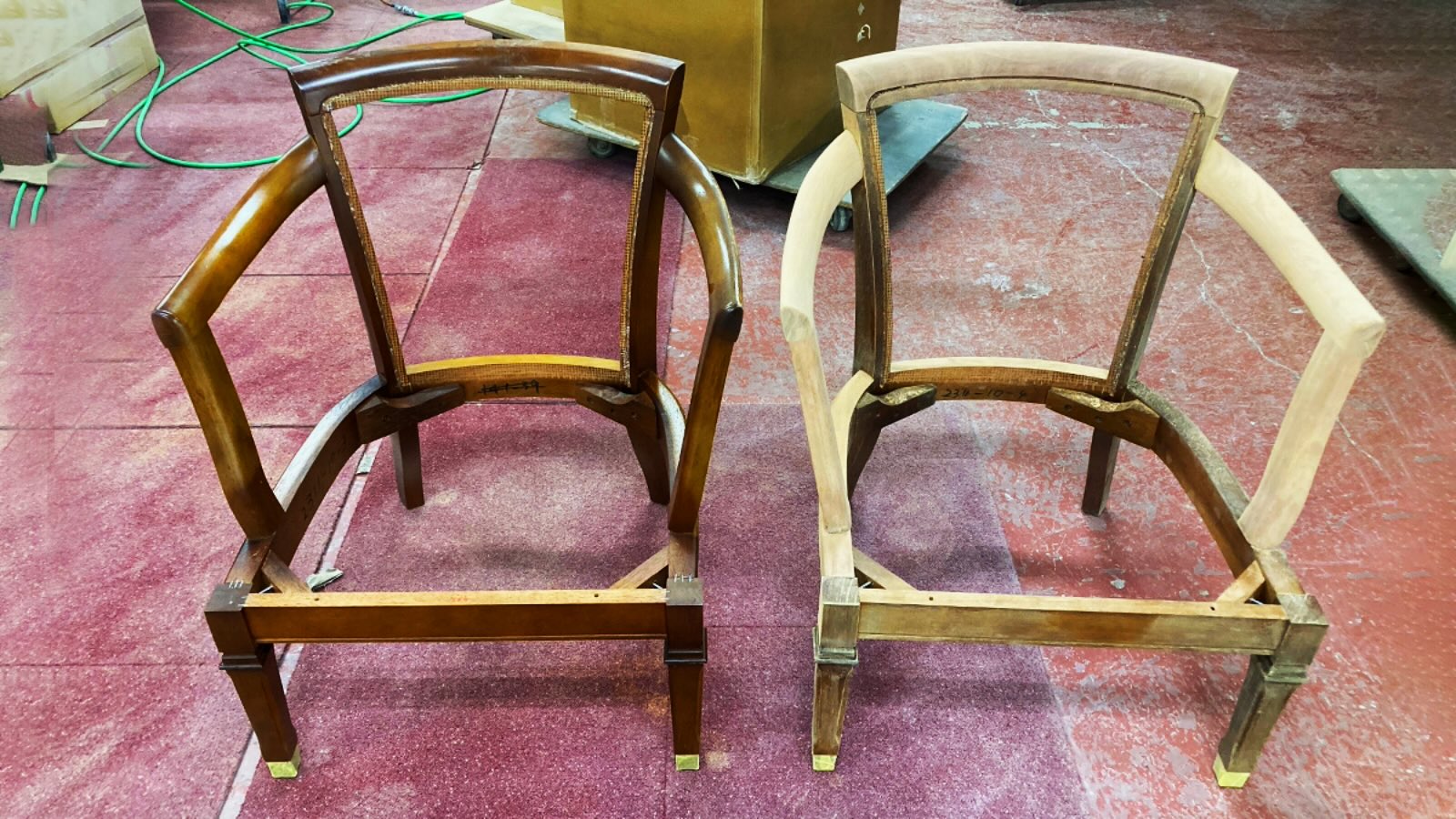 木部塗装前と後の椅子　マルニファニシング