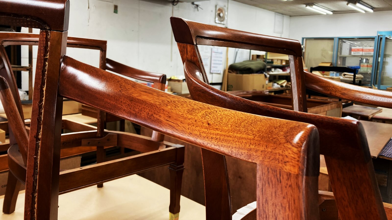 アンティーク仕上げの施された美しい肘掛け マルニファニシング