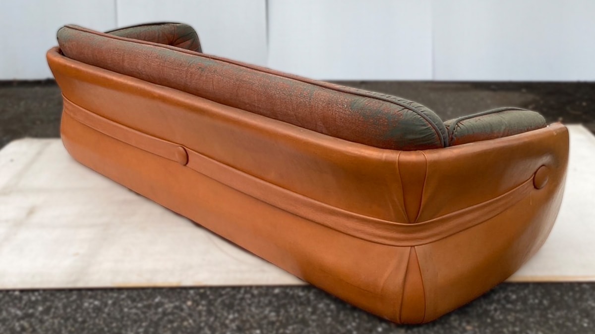 マルニファニシング marunifurnishing マルニ木工 maruni　「ナポリ」3人がけソファの背面のベルトが印象的なBefore。