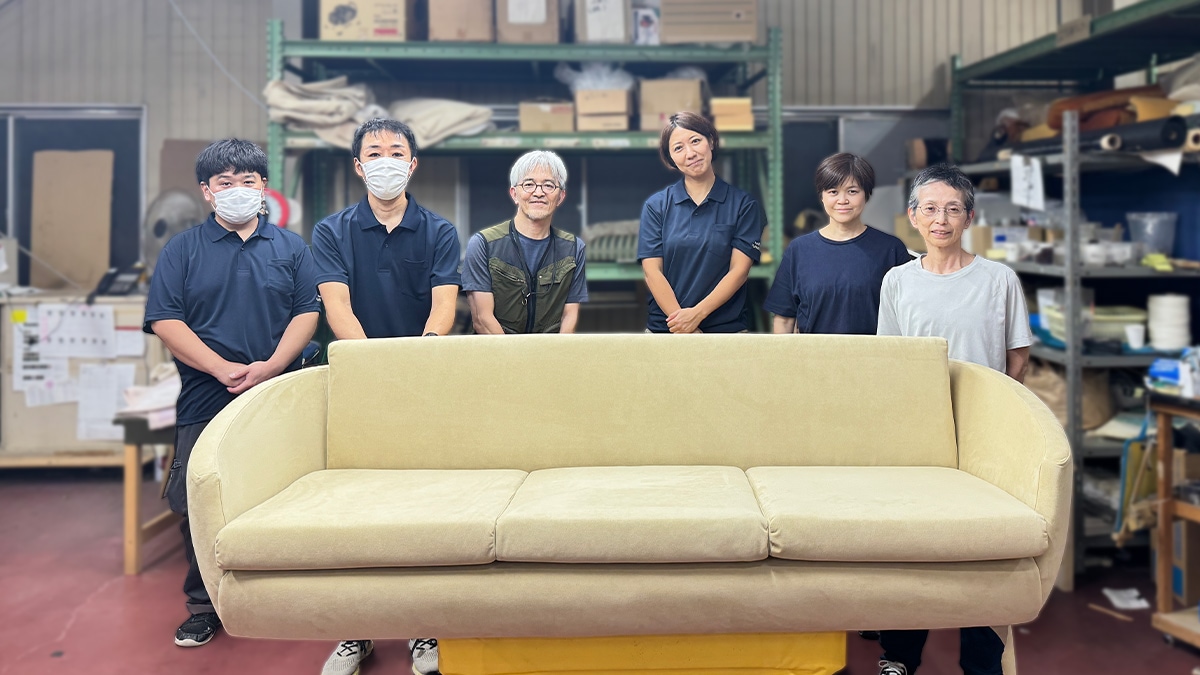マルニファニシング marunifurnishing マルニ木工 maruni　「ナポリ」3人がけソファのチャレンジングなリノベーションを終え、笑顔を見せるマルニファニシングの家具職人たち