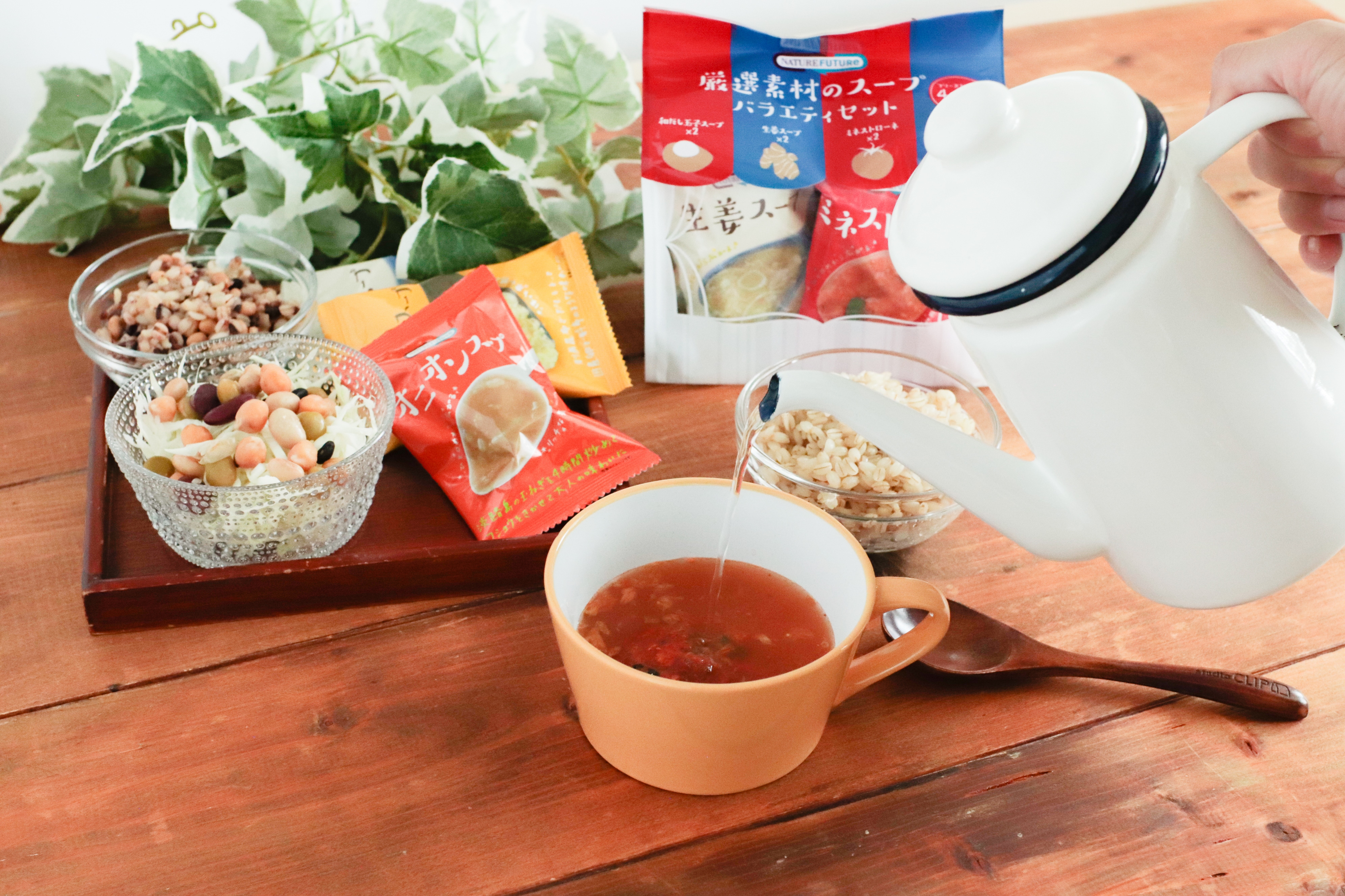 お湯を注ぐシーン