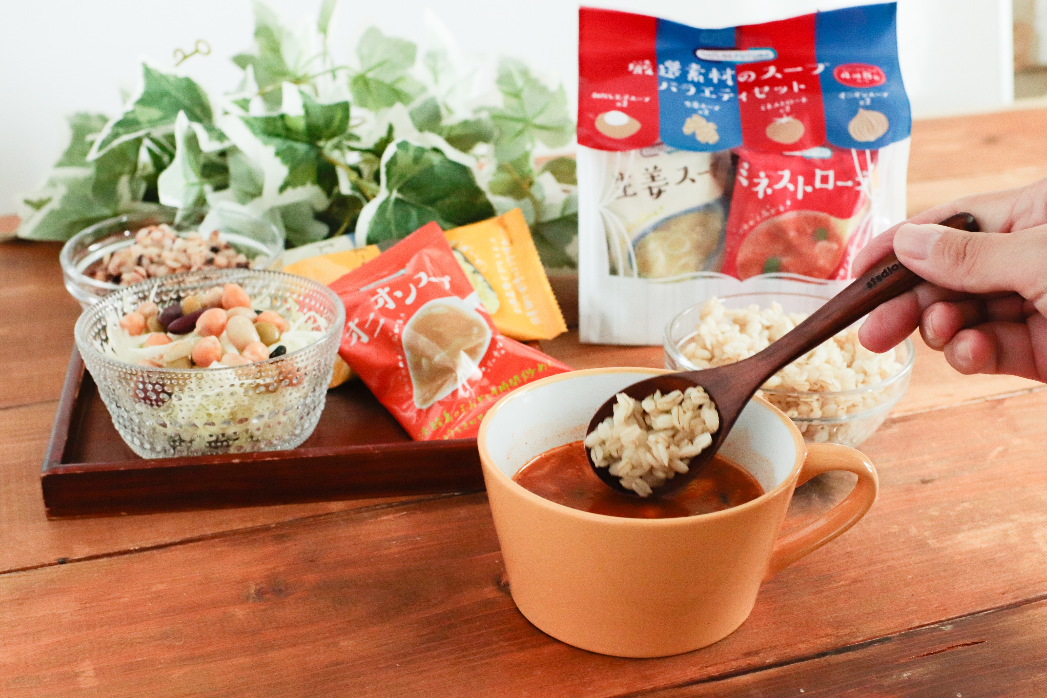 もち麦を入れるシーン