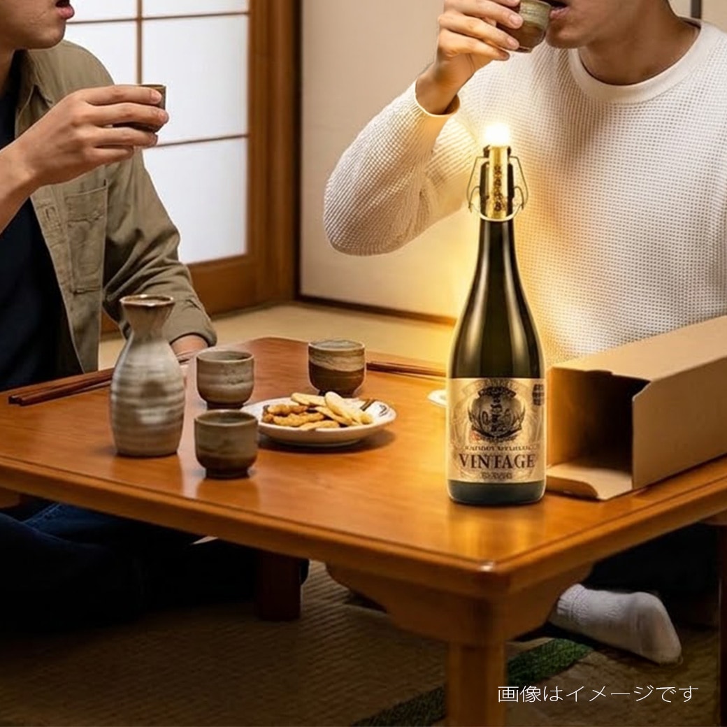 飲み会でヴィンテージ泡盛を楽しむイメージ