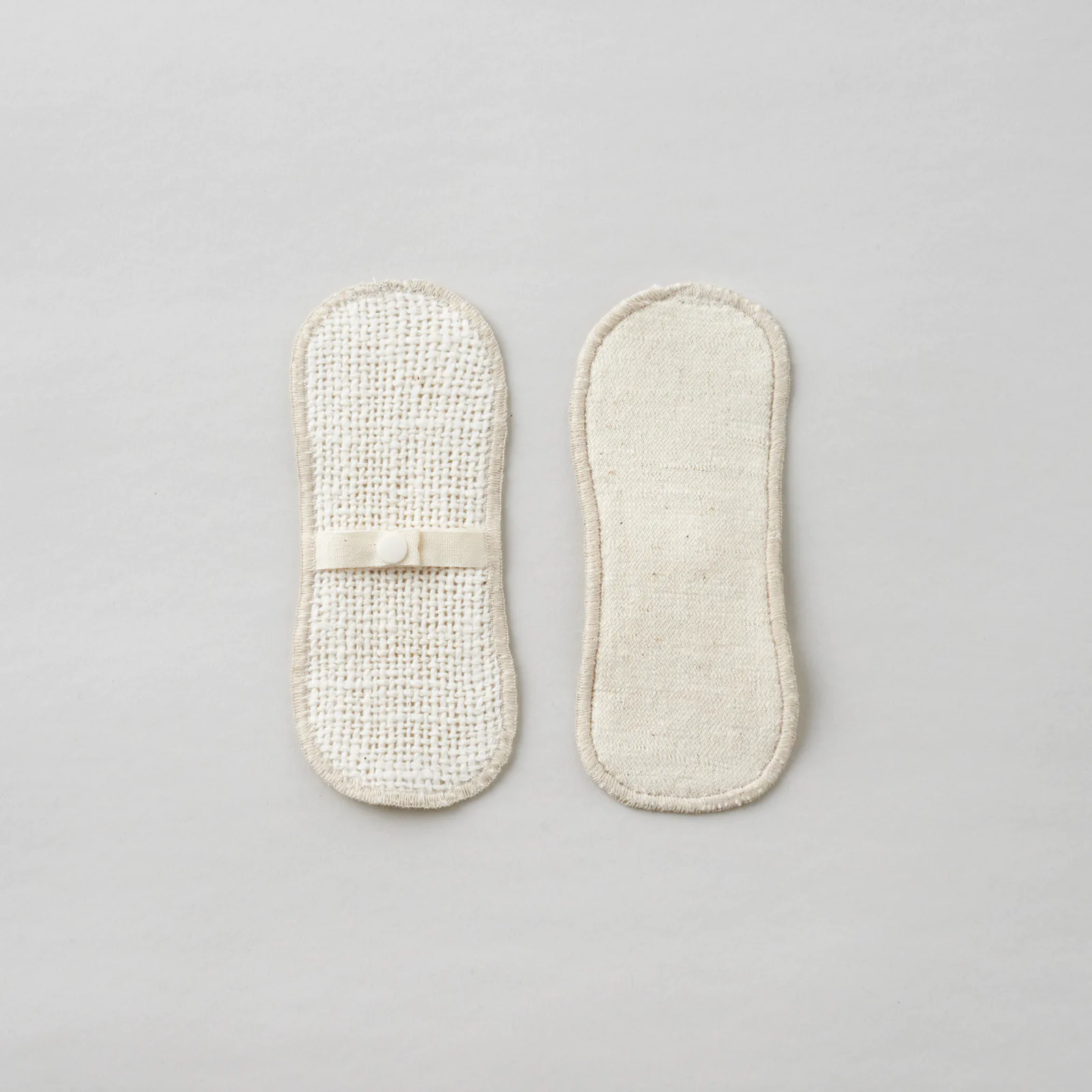 布ライナーをやさしく手洗いしている様子