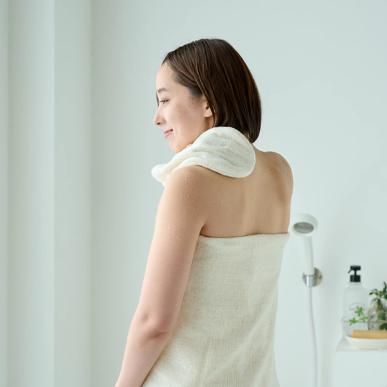 ガラ紡の和紡布ボディミトンを手にはめて使っている様子