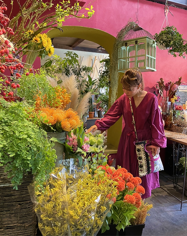 カシスレッドの店内と、色とりどりの花々