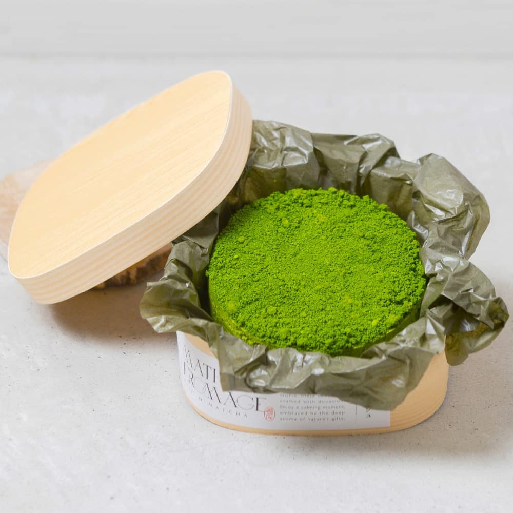 わっぱの化粧箱に入れ、オリジナルデザインのラベルと装飾で和モダンに仕上げた抹茶フロマージュケーキのオリジナルパッケージ