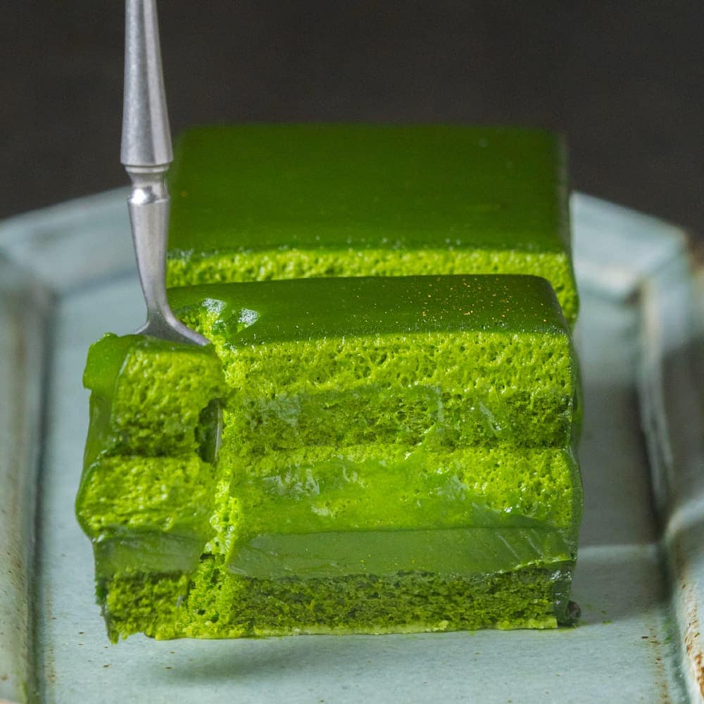 西尾抹茶を使用した層仕立ての抹茶オペラケーキの断面