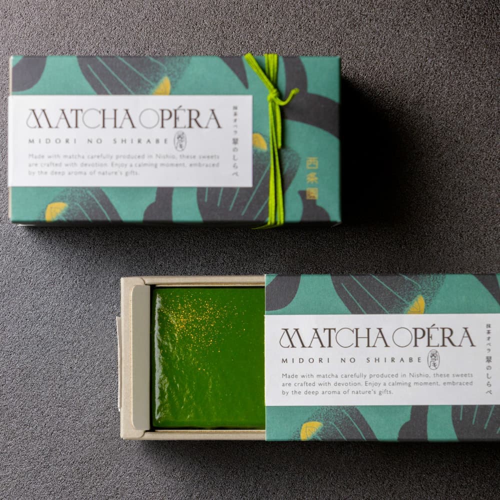 お茶の花をデザインしたスリーブと装飾ゴム付きの抹茶オペラパッケージ