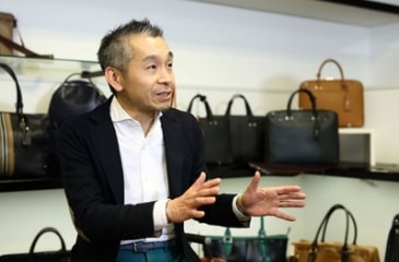 ビジネスとカジュアルの両シーンにて支持を得るキーファーノイのデザイナーの向井栄進さんに、開発秘話やブランドのコンセプトを伺いました。