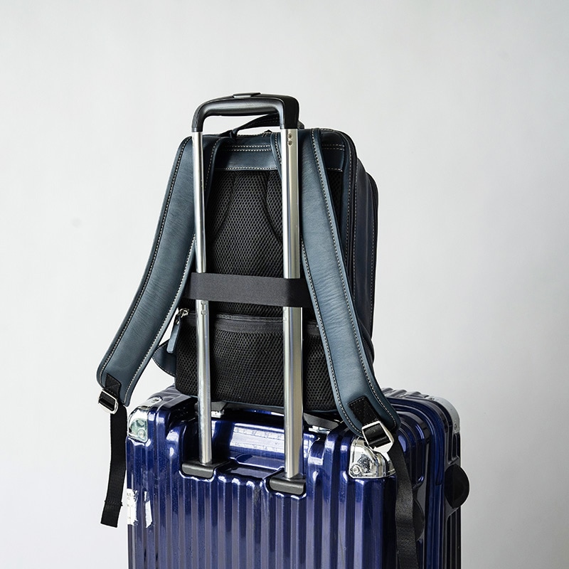 ビジネススクエアレザーリュックブラック スーツケースに固定できるホルダーバンド付き