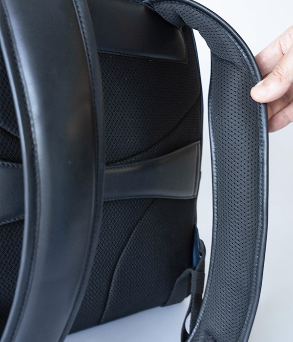 ビジネススクエアレザーリュックブラック スーツケースに固定できるホルダーバンド付き